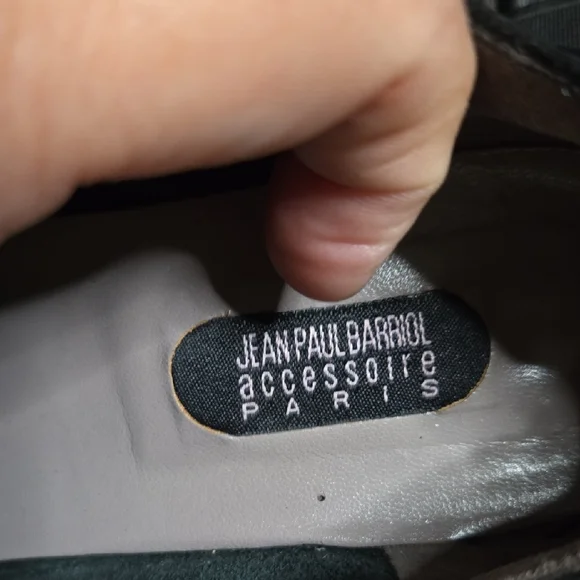 Elegant Black Heels with Glossy Finish - Picture 2 of 4